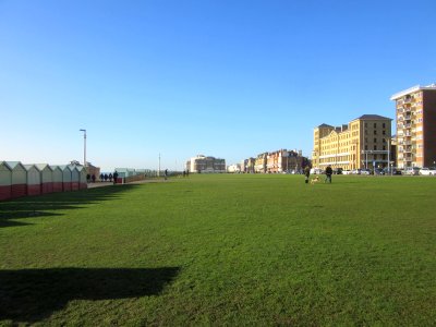 Westward view along Hove Lawns, Kingsway, Hove (January 2017)