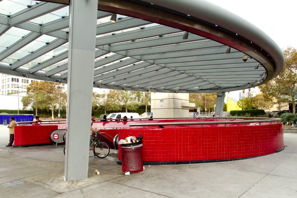 Westlake MacArthur Park Metro station entrance 2015-10-18