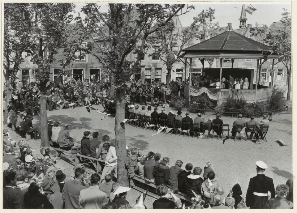 Westkolk in Spaarndam tijdens een concert in de muziektent. NL-HlmNHA 54004583