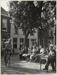 Westkolk Spaarndam tijdens een wedstrijd ringsteken op de fiets. NL-HlmNHA 54004469