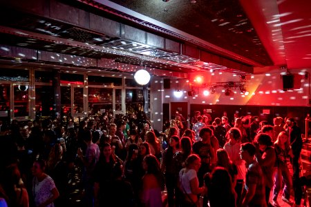 Westlicher Tanzbereich im Clubhaus Tübingen mit Spiegelkugel