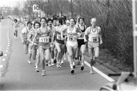 Westlandmarathon in Maassluis Cor Vriend (r) met voor hem Rudi Verriet (5), Bestanddeelnr 932-9269