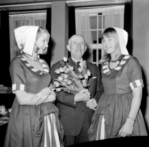 Westfriese flora, twee meisjes uit Bovenkarspel bieden Loco Burgemeester Koets b, Bestanddeelnr 921-0728