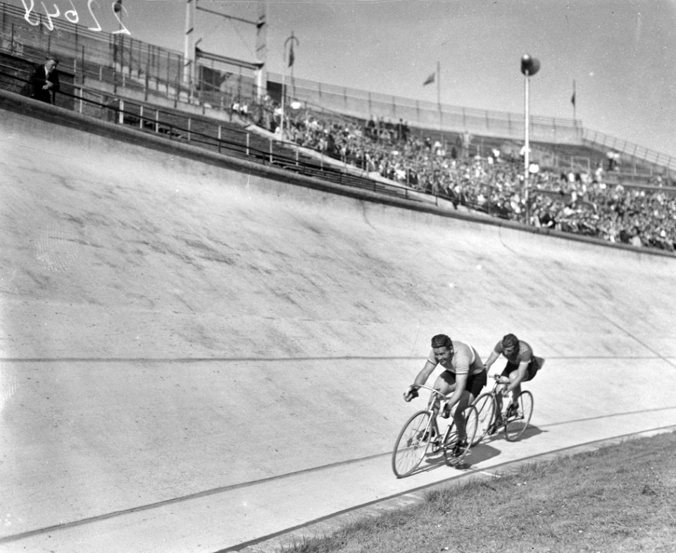 Wielerkampioenschappen op de baan in het Olympisch Stadion. 50 kilometer Pelle…, Bestanddeelnr 902-2648