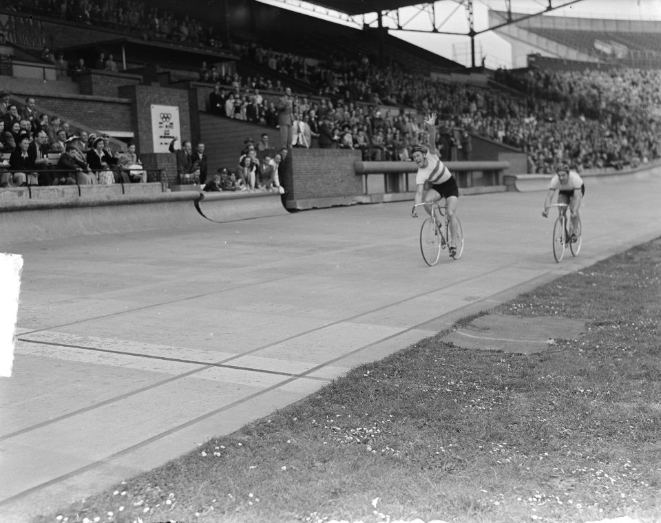 Wielerkampioenschappen Olympisch Stadion , Jan Derksen klopt Arie van Vliet, Bestanddeelnr 903-4814