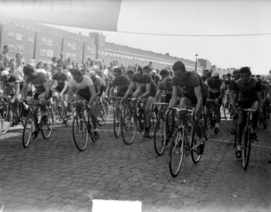 Wielerrronde van Amsterdam-west, start der deelnemers, Bestanddeelnr 903-5581