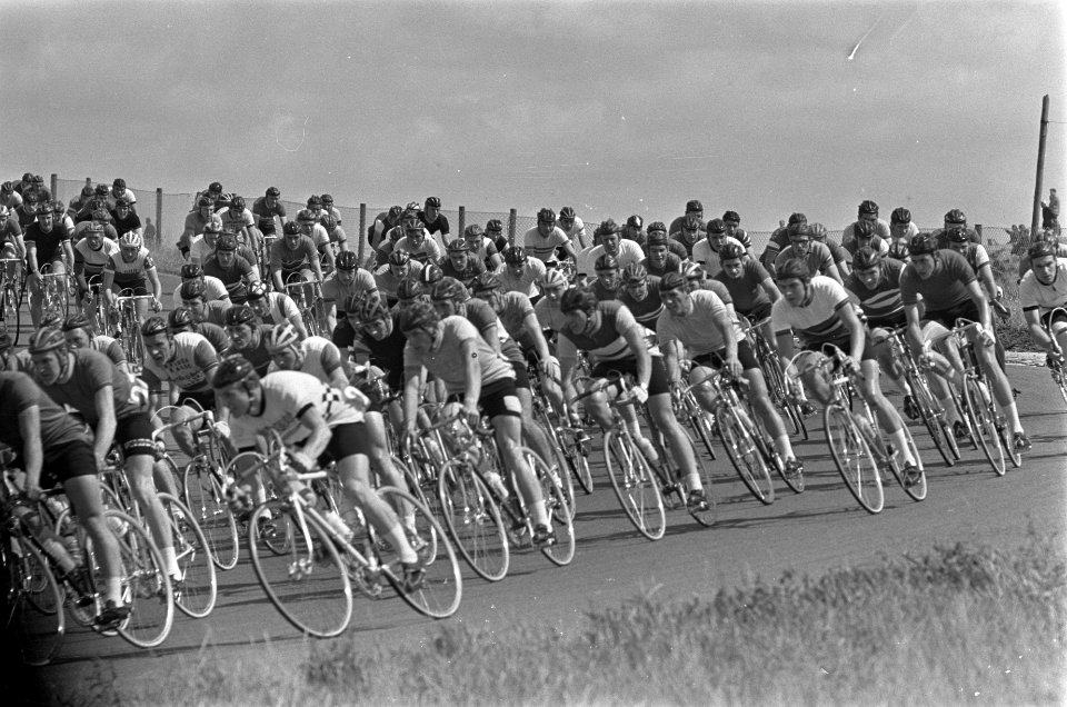 Wielerkampioenschappen te Zandvoort, de Amateurs in gesloten peleton op de Hunze, Bestanddeelnr 919-4302