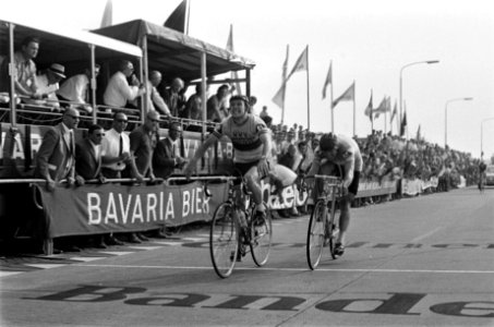 Wielerkampioenschappen op de weg voor amateurs te Helmond nr. 12 finish, links , Bestanddeelnr 923-6084