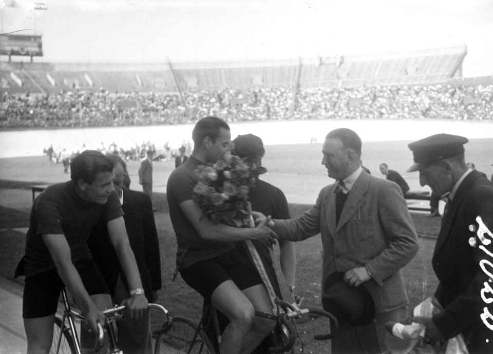 Wielerseizoen 1947 geopend in het Olympisch Stadion te Amsterdam wielrenner kri, Bestanddeelnr 902-1822