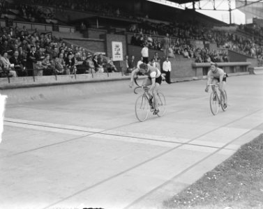 Wielerkampioenschappen Olympisch Stadion , finish van Hijzelendoorn voor Geuken…, Bestanddeelnr 903-4816