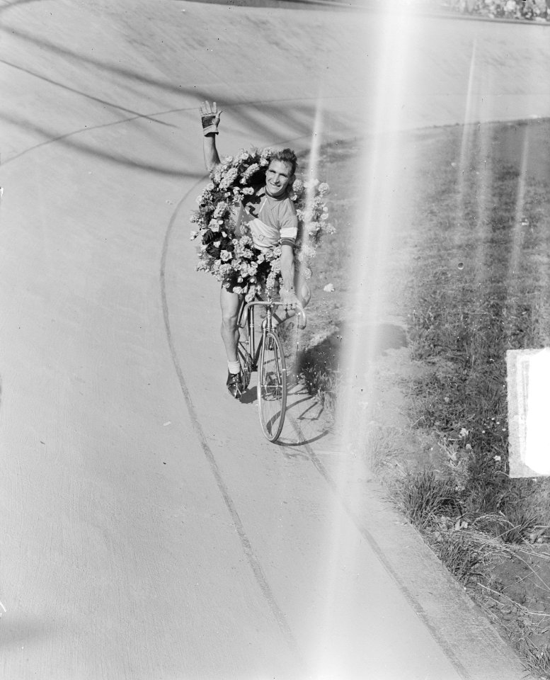 Wielerkampioenschappen Olympisch Stadion , ereronde met krans Wim van Est (winn…, Bestanddeelnr 903-4817