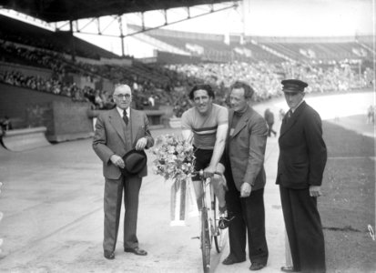 Wielerseizoen 1947 geopend in het Olympisch Stadion te Amsterdam wielrenner met, Bestanddeelnr 902-1821