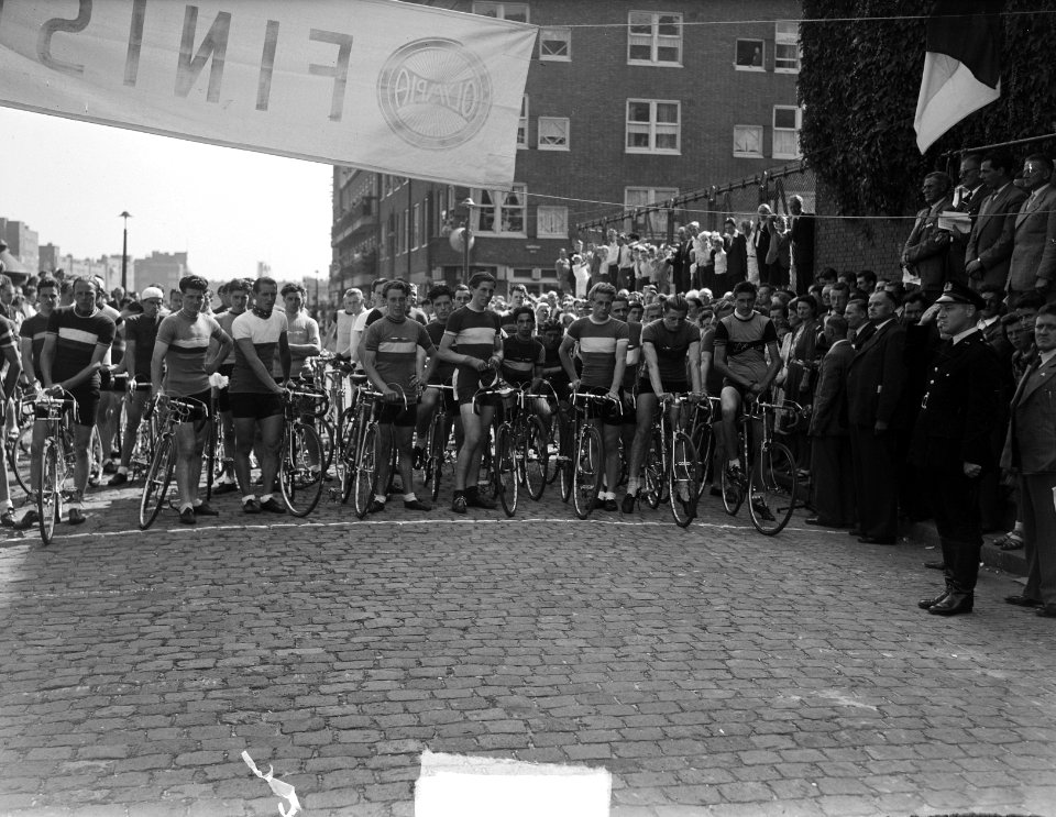 Wielerrronde van Amsterdam-west, start met vader van Henk Faanhof, Bestanddeelnr 903-5580