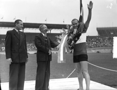 Wielerkampioenschappen Amsterdam Olympisch Stadion. Jan Derksen met kampioenstru, Bestanddeelnr 905-7810
