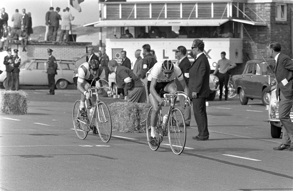 Wielerkampioenschappen te Zandvoort, nummer 14 Jan van der Horst gaat door finis, Bestanddeelnr 919-4304