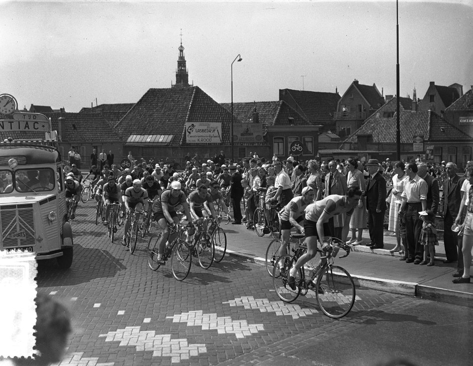 Wielrennen. Ronde van Noord West Nederland , Alkmaar, start Alkmaar amateurrijde, Bestanddeelnr 906-4888