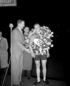 Wielerkampioenschap Olympisch Stadion. Huldiging winnaars., Bestanddeelnr 907-2172