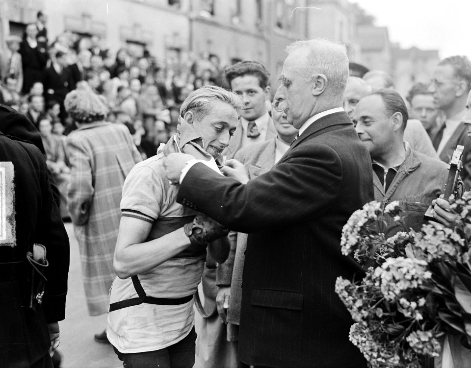 Wielerkamp Valkenburg. Winnaar amateurs Wagtmans met kampioenstrui, Bestanddeelnr 903-4393