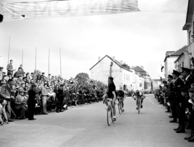 Wielerkampioenschap op de weg Valkenburg finish amateurs, Bestanddeelnr 907-1253