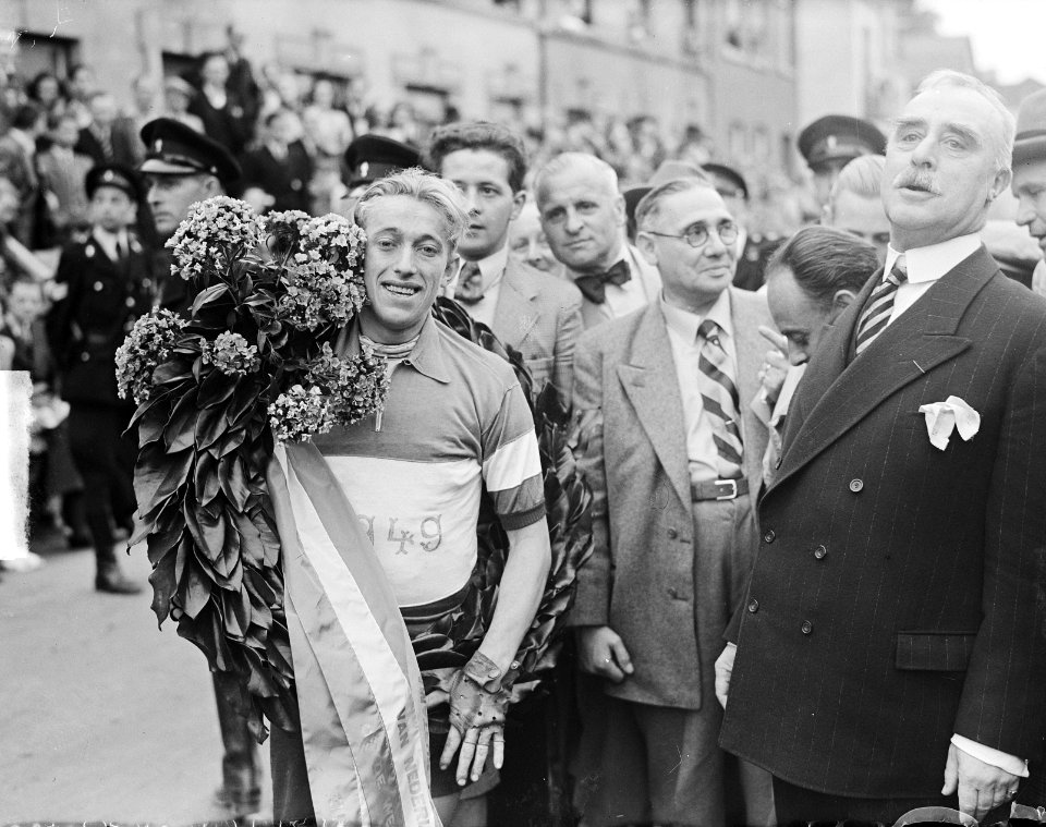 Wielerkamp Valkenburg. Winnaar amateurs Wagtmans met krans, Bestanddeelnr 903-4392