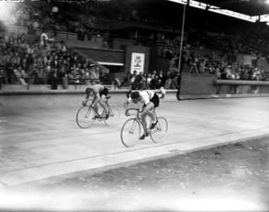 Wielerkampioenschappen. Finale sprint voor amateurs. Hijzelendoorn gaat als eer…, Bestanddeelnr 902-8271