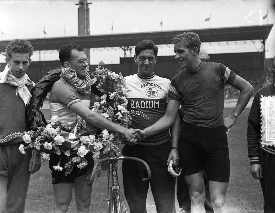 Wielerkampioenschappen Amsterdam Olympisch Stadion. Achtervolging amateurs final, Bestanddeelnr 905-7803