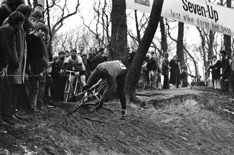 Wielercross Katerkoers, Den Haag A. van de Wetering valt, Bestanddeelnr 924-1414