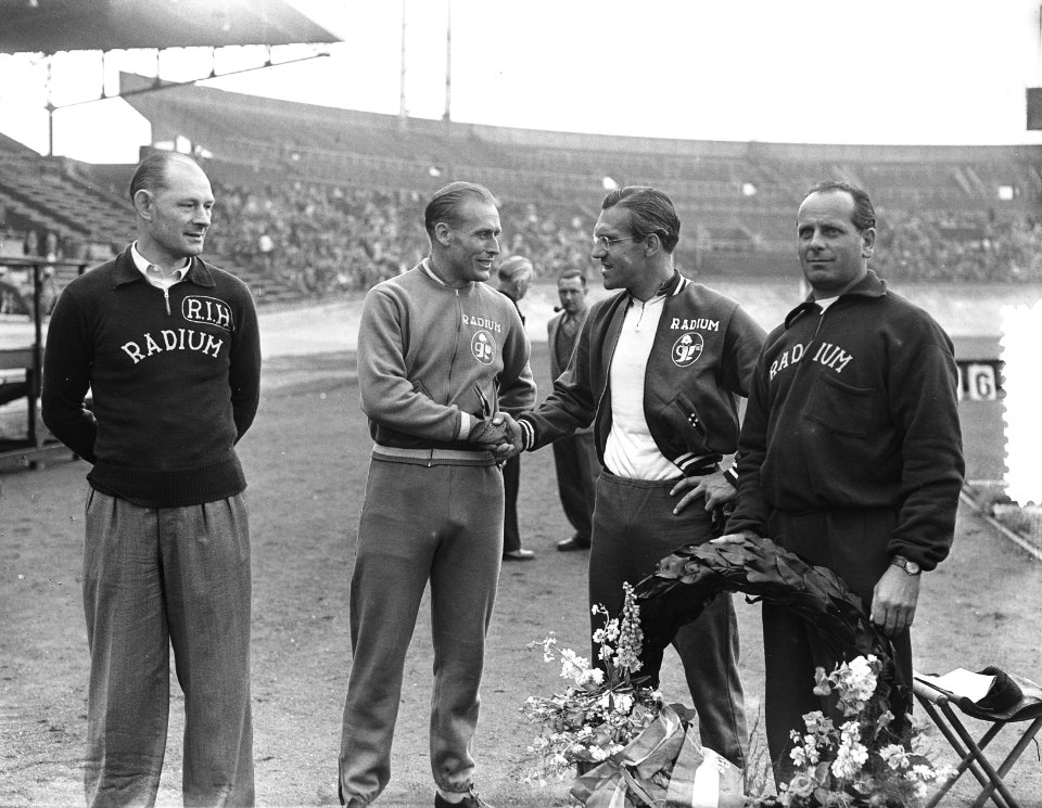 Wielerkampioenschappen Amsterdam Olympisch Stadion. Arie van Vliet (rechts) feli, Bestanddeelnr 905-7807