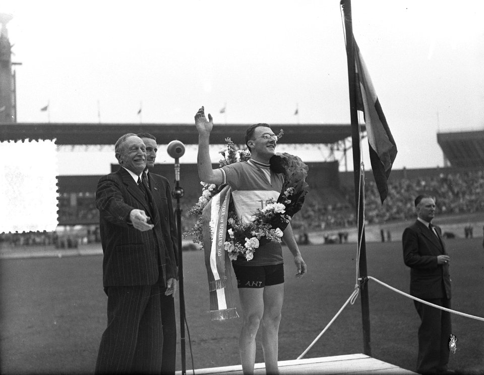 Wielerkampioenschappen Amsterdam Olympisch Stadion. Achtervolging amateurs final, Bestanddeelnr 905-7802