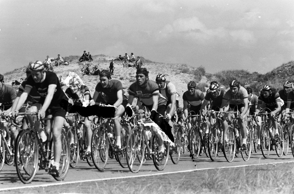 Wielrennen circuit op Zandvoort, de renners in de tarzanbocht, Bestanddeelnr 914-1765
