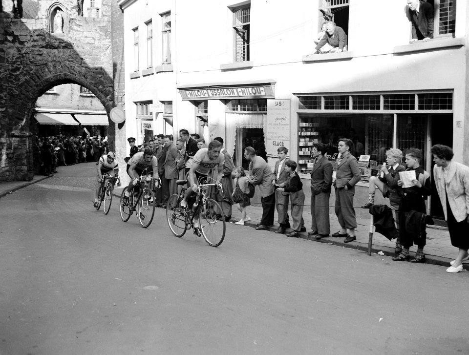 Wielerkampioenschap op de weg Valkenburg finish amateurs, Bestanddeelnr 907-1259