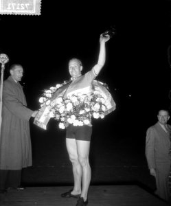 Wielerkampioenschap Olympisch Stadion. Huldiging winnaars., Bestanddeelnr 907-2171