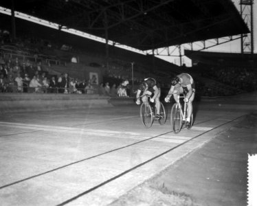 Wielerwedstrijd in het Olympisch Stadion, finish sprints profs, Bestanddeelnr 910-5396