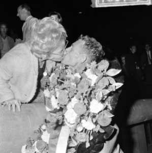 Wielerkampioenschappen, Henk Nijdam gefeliciteerd door echtgenote, Bestanddeelnr 918-0703