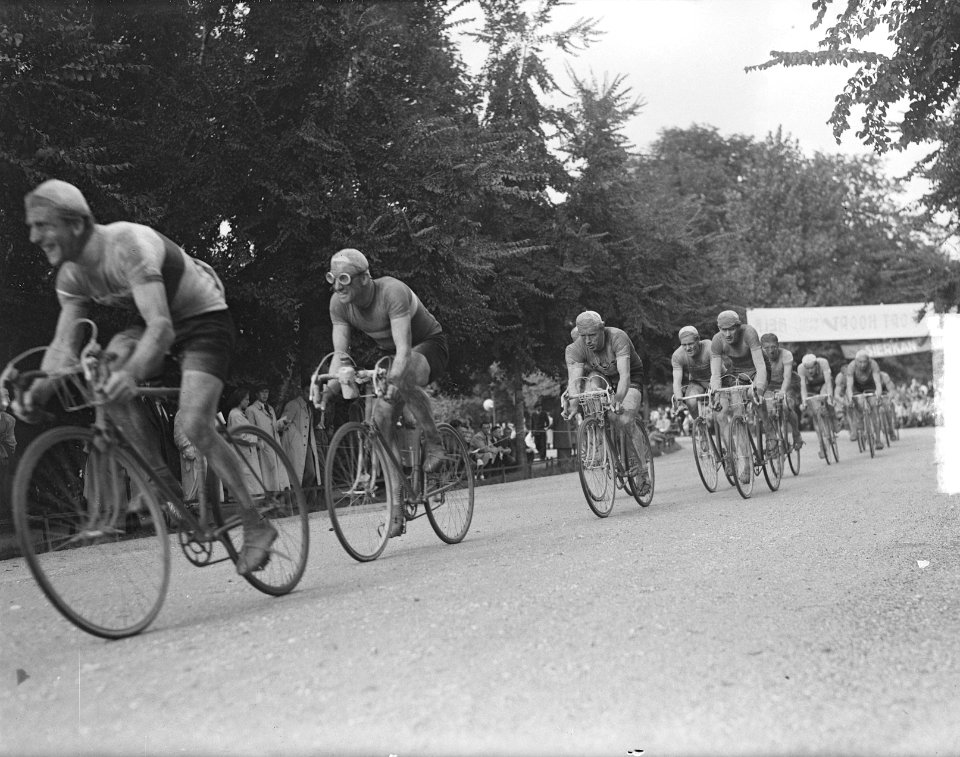 Wielercriterium Vondelpark, groep met Schulte, Bestanddeelnr 903-6155