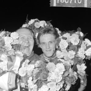 Wielerkampioenschappen, Eddie Kroon met krans, Bestanddeelnr 918-0710