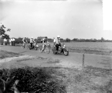 Wielercriterium voor profesionals te Etten, (4) Louis Gillen (Luxemburg) (6) G. , Bestanddeelnr 907-2895