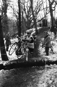 Wielercross Katerkoers, Den Haag G. Wildeboer springt over boomstam, achter , Bestanddeelnr 924-1413