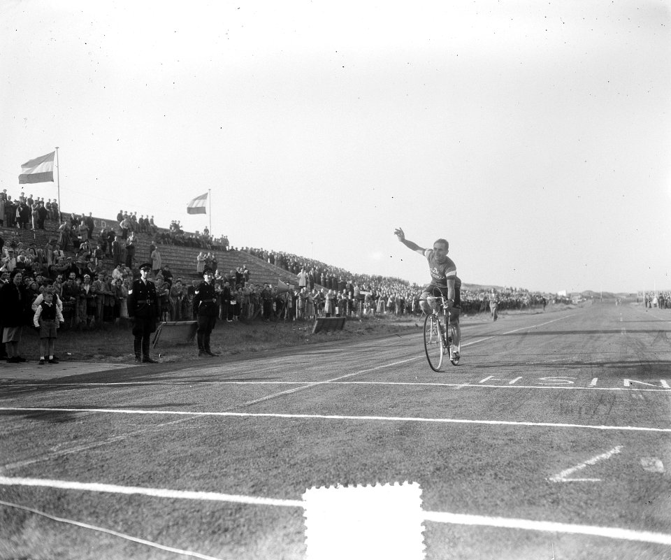 Wielerfestijn op Circuit van Zandvoort ter gelegenheid va KNWU-jubileum. Winnaar, Bestanddeelnr 905-7003