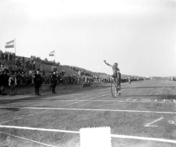 Wielerfestijn op Circuit van Zandvoort ter gelegenheid va KNWU-jubileum. Winnaar, Bestanddeelnr 905-7003