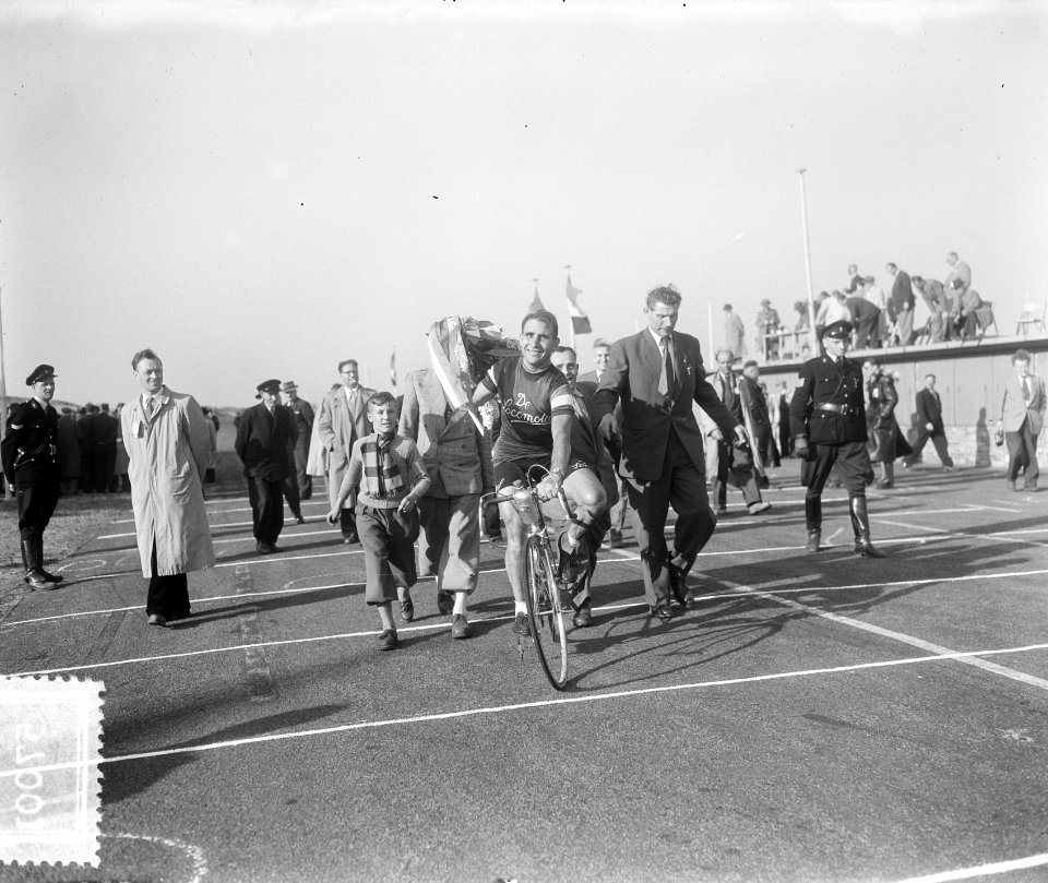 Wielerfestijn op Circuit van Zandvoort ter gelegenheid va KNWU-jubileum. Winnaar, Bestanddeelnr 905-7001