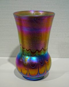 Wide-mouth vase, Louis Comfort Tiffany, c. 1897, glass - Hessisches Landesmuseum Darmstadt - Darmstadt, Germany - DSC00864