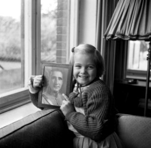 Wibke van Gunsteren voor het raam met een foto van vermoedelijk haar Opa, Dr Wi, Bestanddeelnr 254-1745