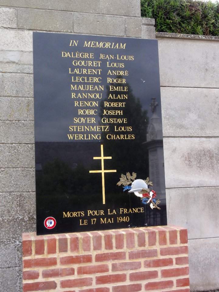 Wiège-Faty (Aisne) plaque mon. aux morts 1940 Faty