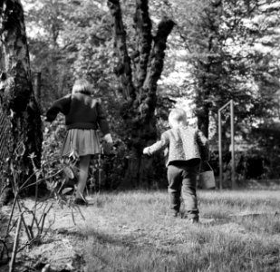 Wibke en Dirk van Gunsteren spelend in de tuin, Bestanddeelnr 254-1756