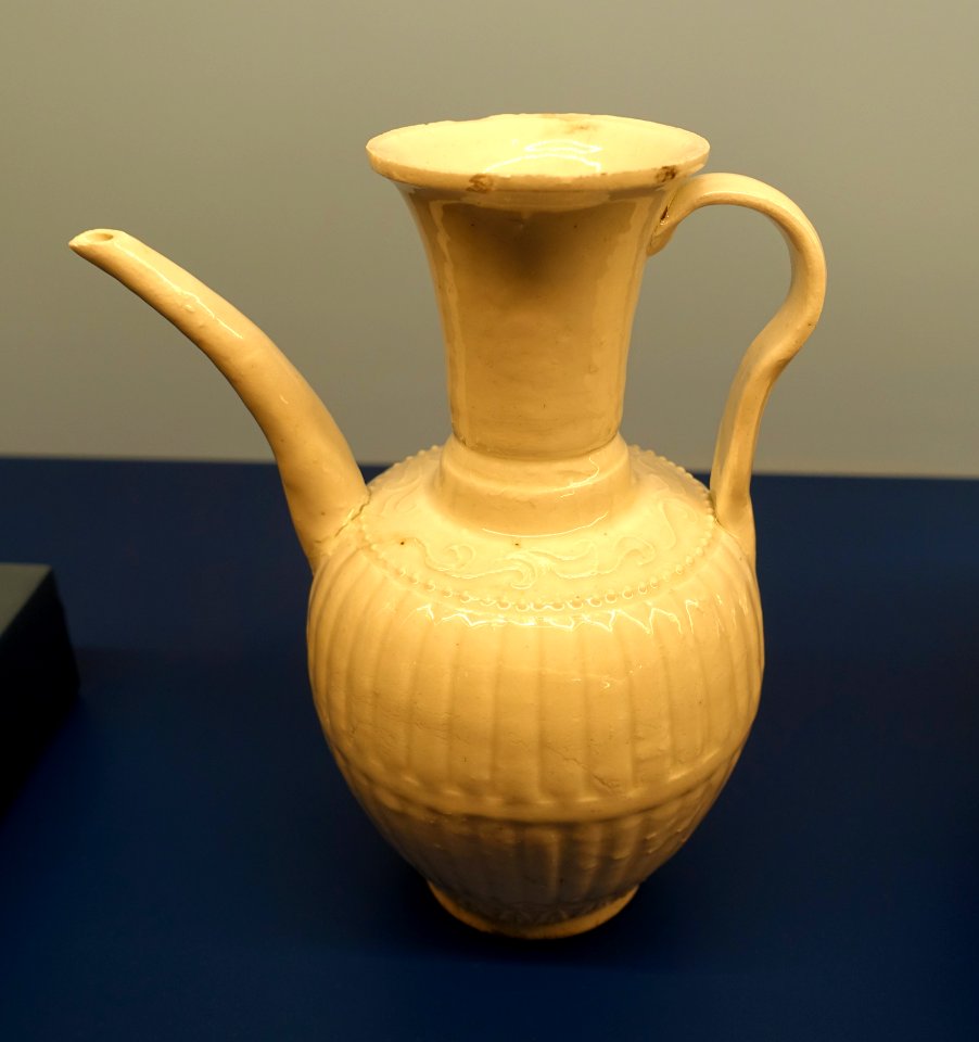 White-glazed ewer with melon-shaped belly, Dehua ware, Southern Song dynasty, salvaged from the shipwreck of the Nanhai No. 1, Yangjiang sea area - Hong Kong Museum of History - DSC00884