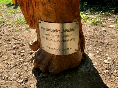 Wichtel-Wanderweg Schmitten, Station Weiltalweg, Schild
