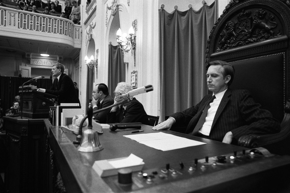 Wiegel (VVD) aan het woord, Dolman (voorzitter, PvdA, rechts) in zijn stoel, Bestanddeelnr 931-7352