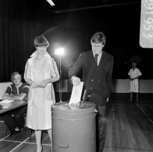 Wiegel stemt Wiegel en vrouw bij de stembus, Bestanddeelnr 929-1953