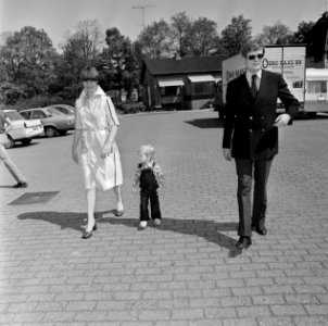 Wiegel stemt Wiegel en vrouw en kind, Bestanddeelnr 929-1954